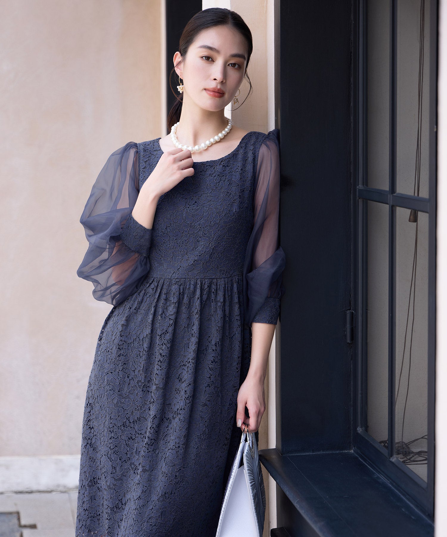 レースとシアー素材を切り替えた大人ドレスワンピースcy88620 チャコールグレー