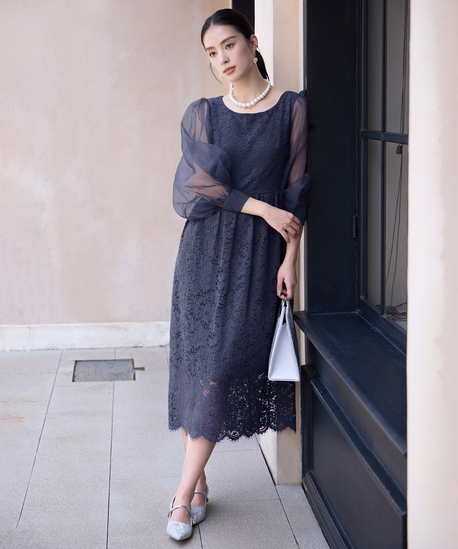 レースとシアー素材を切り替えた大人ドレスワンピースcy88620 チャコールグレー