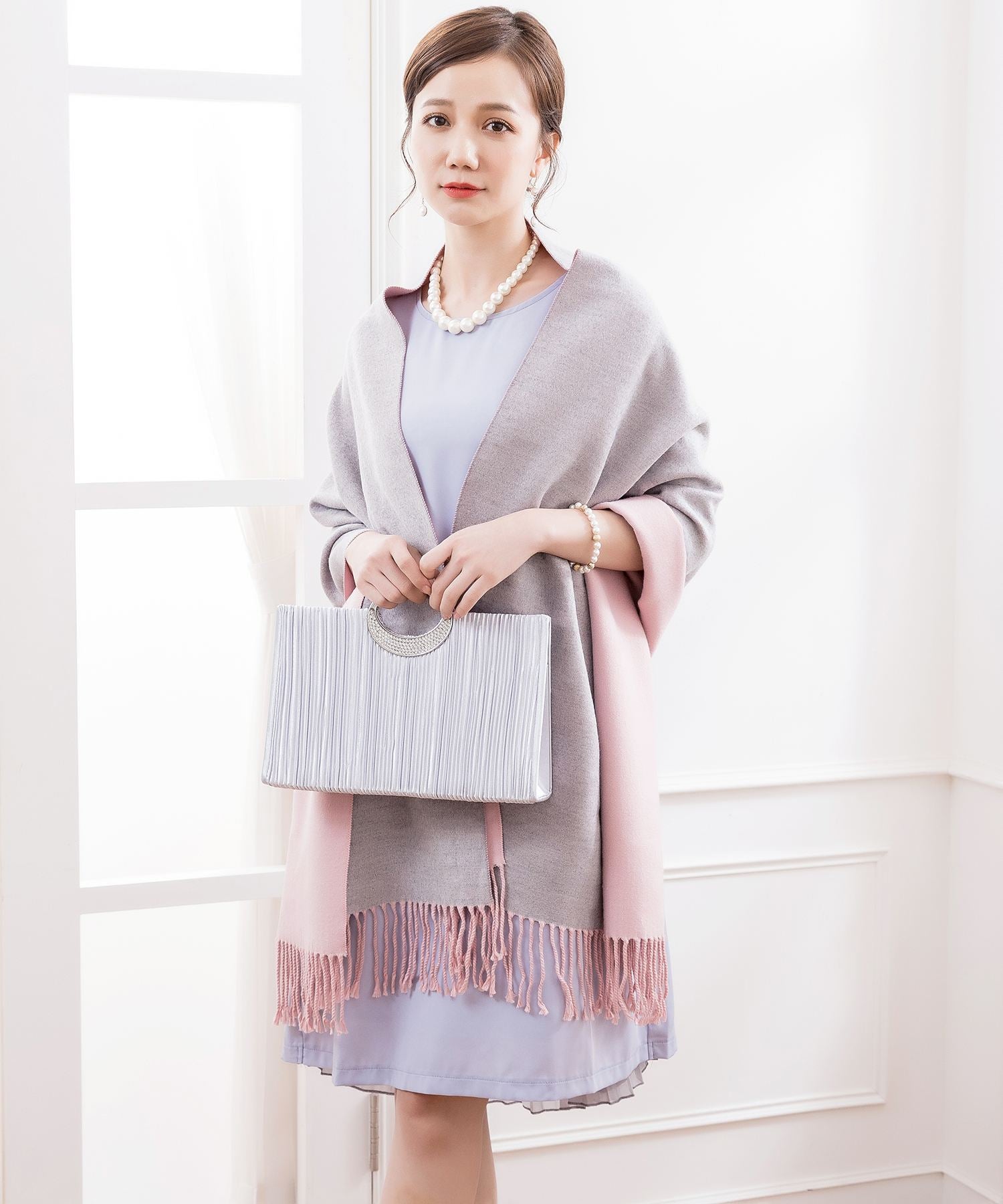 【結婚式・お呼ばれに使えるパーティーバッグ】ビジューラディアルサテンプリーツパーティークラッチバッグcyb5513
