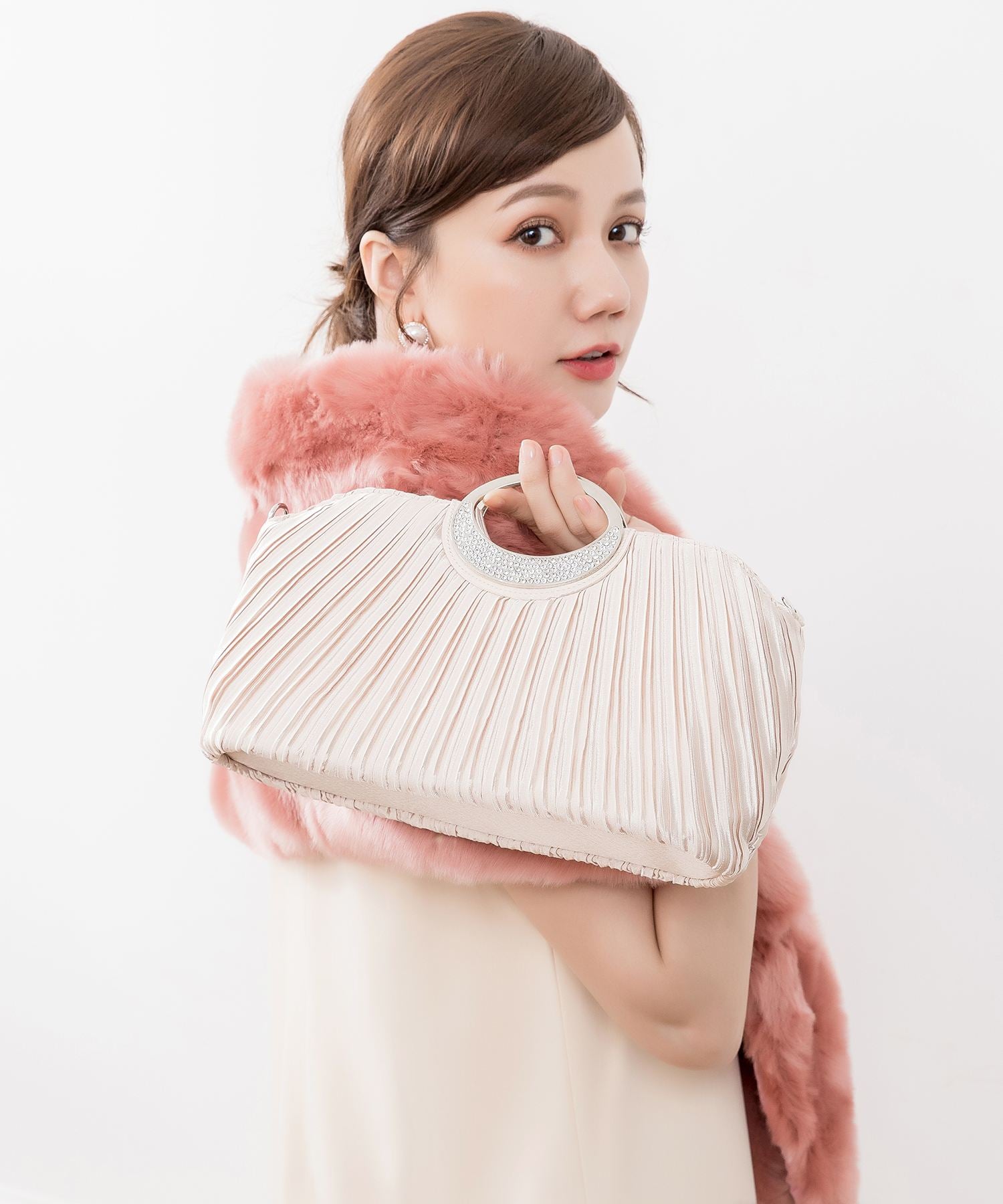 【結婚式・お呼ばれに使えるパーティーバッグ】ビジューラディアルサテンプリーツパーティークラッチバッグcyb5515