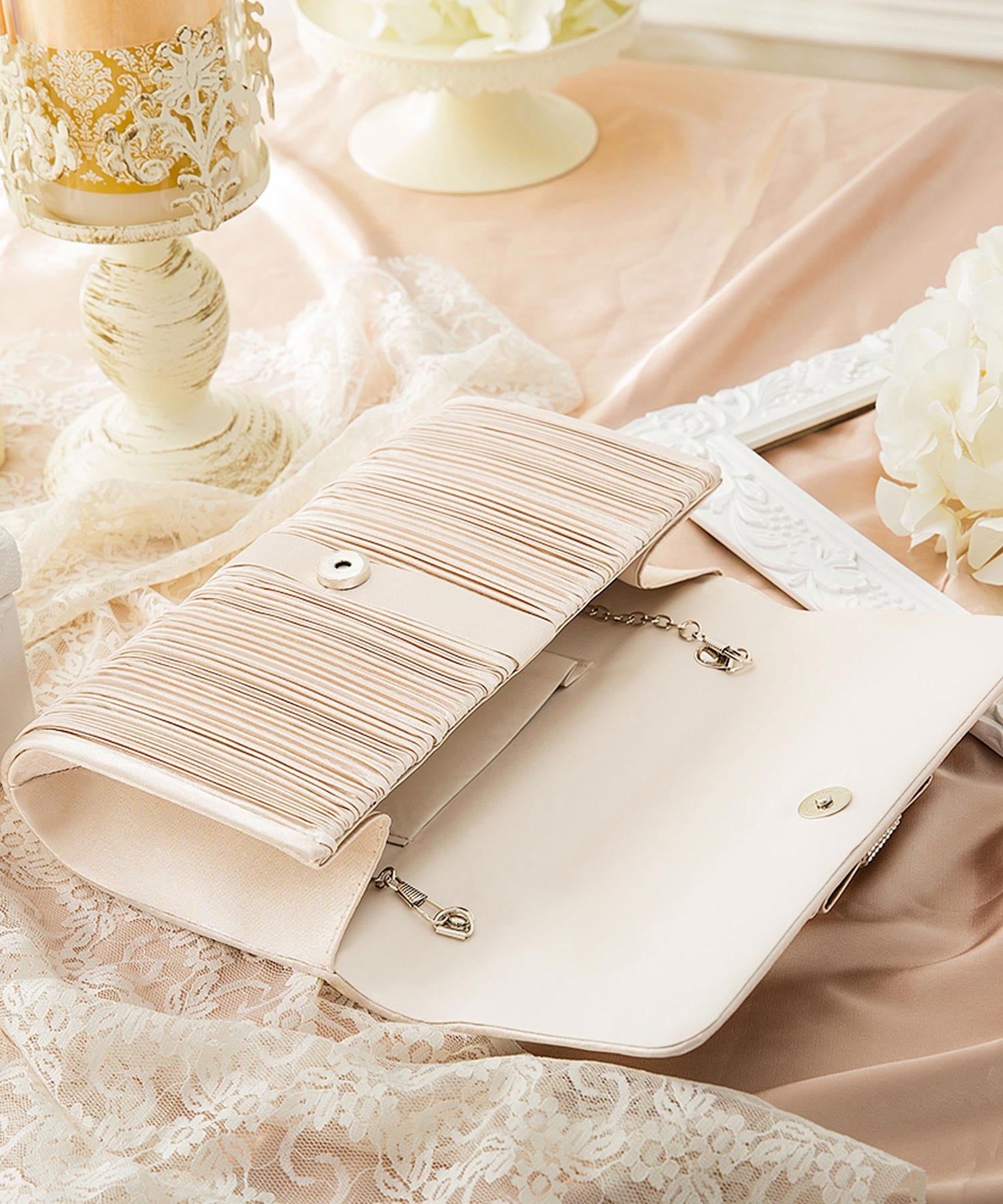 【結婚式・お呼ばれに使えるパーティーバッグ】ビジューラディアルサテンプリーツクラッチバッグcyb5528