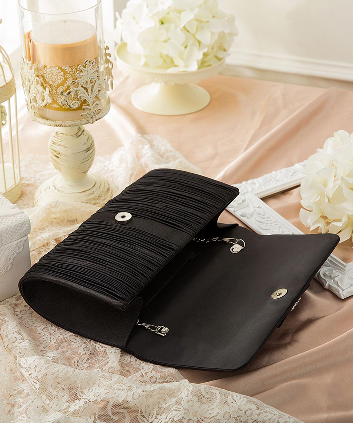 【結婚式・お呼ばれに使えるパーティーバッグ】ビジューラディアルサテンプリーツクラッチバッグcyb5528