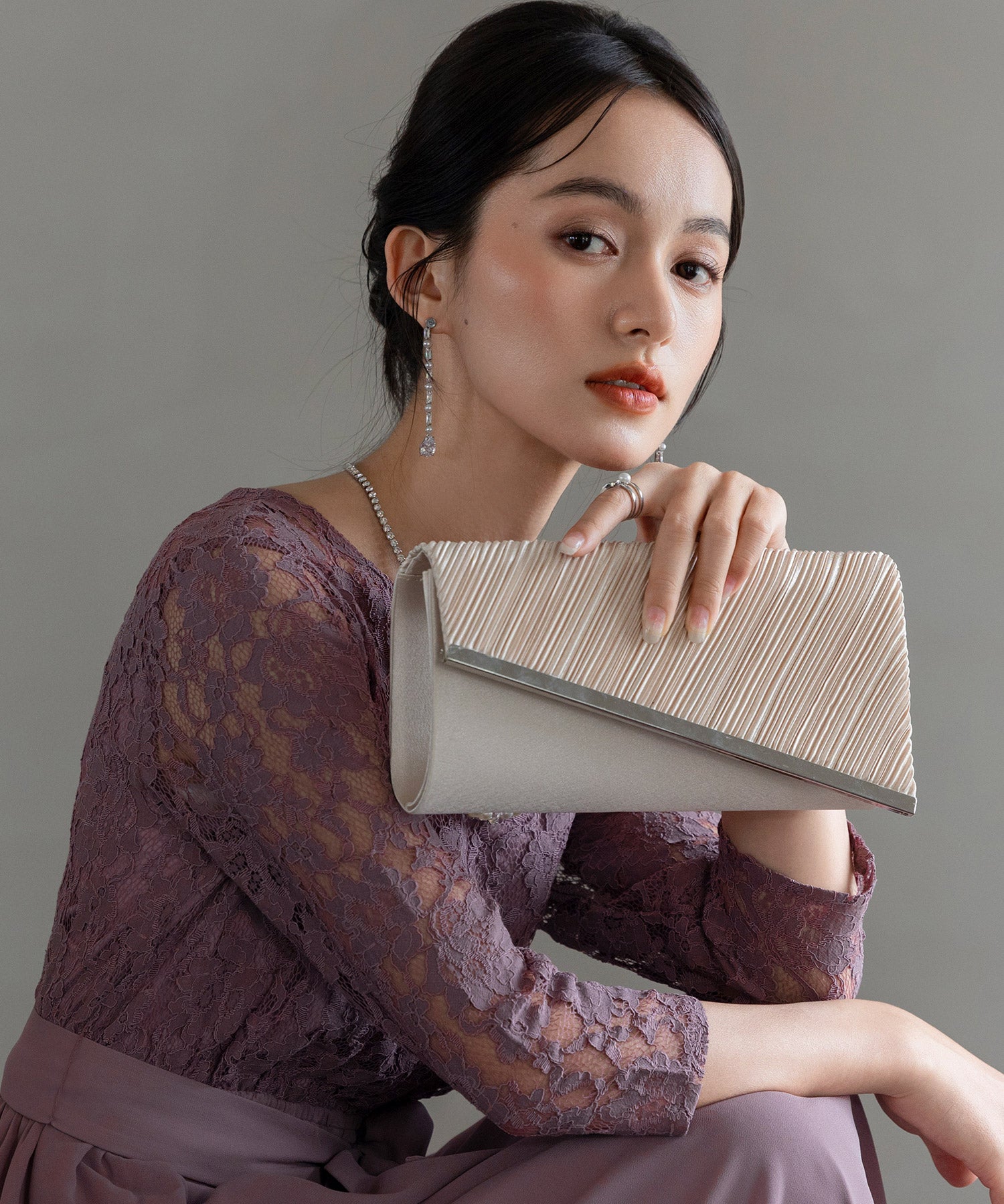 【結婚式・お呼ばれに使えるパーティーバッグ】ビジューラディアルサテンプリーツクラッチバッグcyb5531