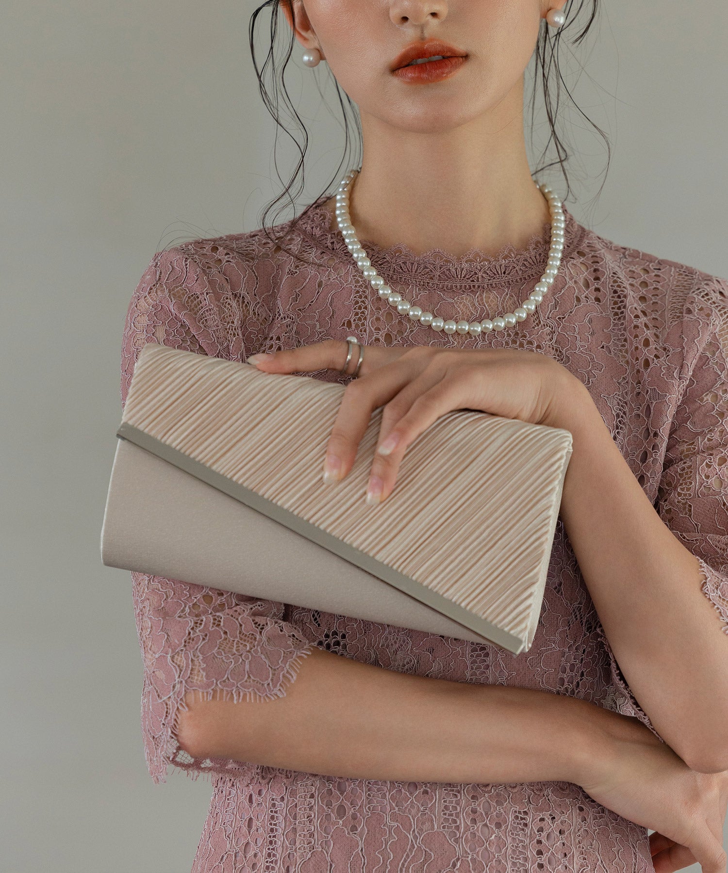 【結婚式・お呼ばれに使えるパーティーバッグ】ビジューラディアルサテンプリーツクラッチバッグcyb5531