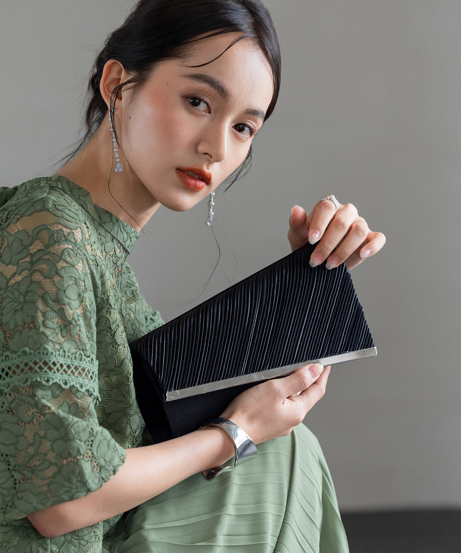 【結婚式・お呼ばれに使えるパーティーバッグ】ビジューラディアルサテンプリーツクラッチバッグcyb5531