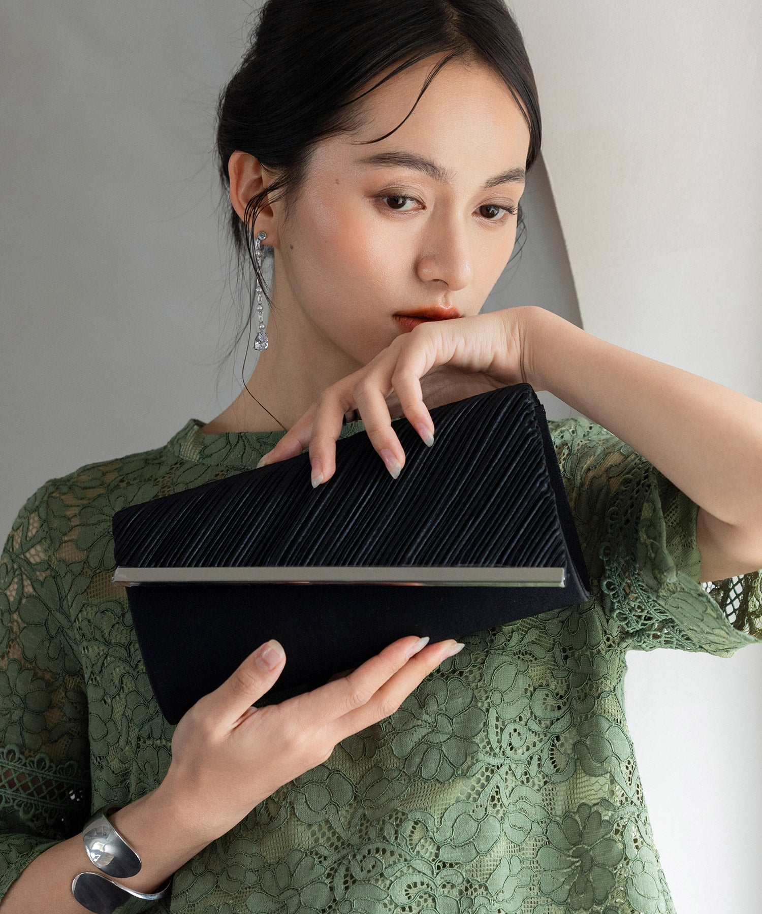 【結婚式・お呼ばれに使えるパーティーバッグ】ビジューラディアルサテンプリーツクラッチバッグcyb5531