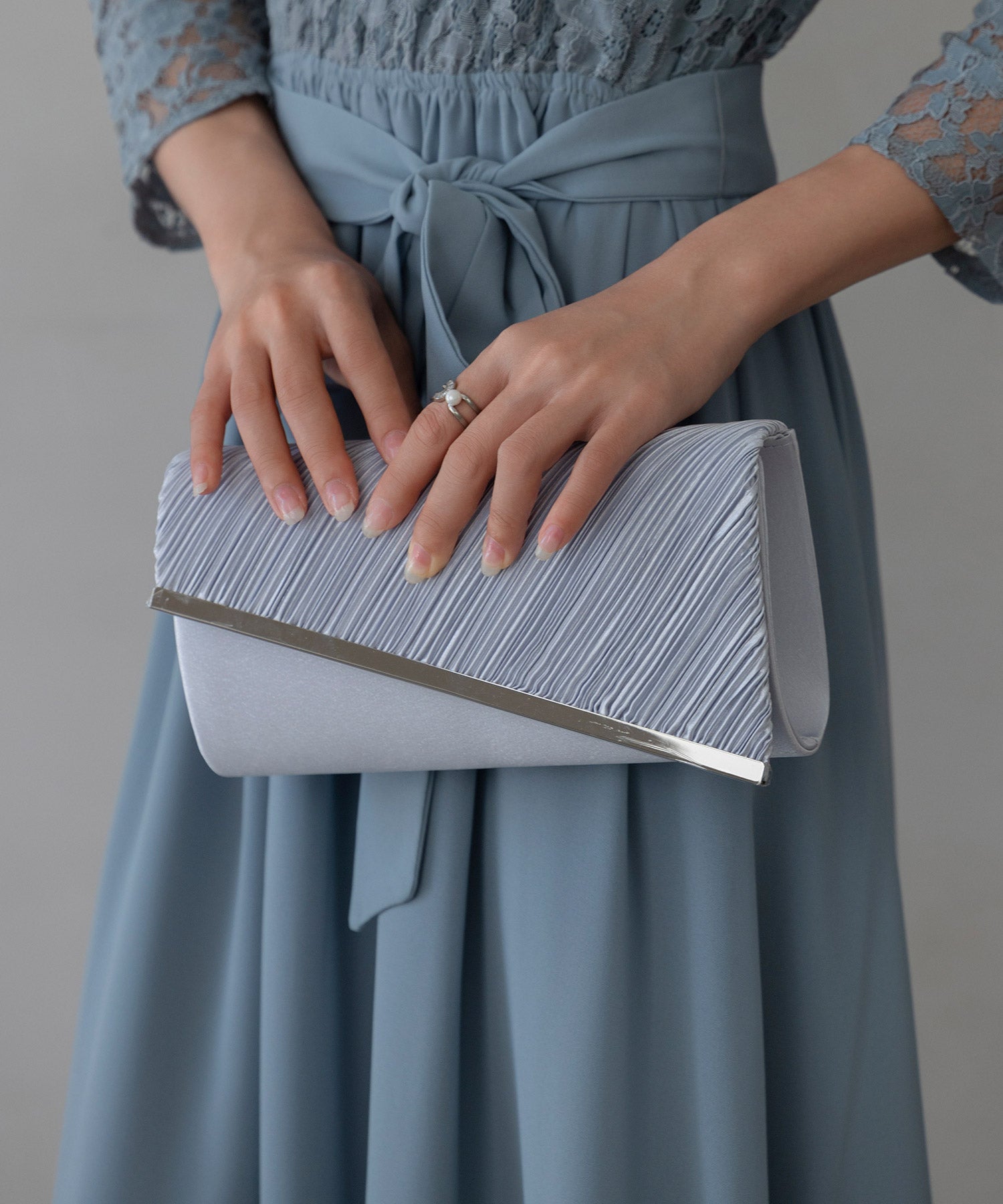 【結婚式・お呼ばれに使えるパーティーバッグ】ビジューラディアルサテンプリーツクラッチバッグcyb5531