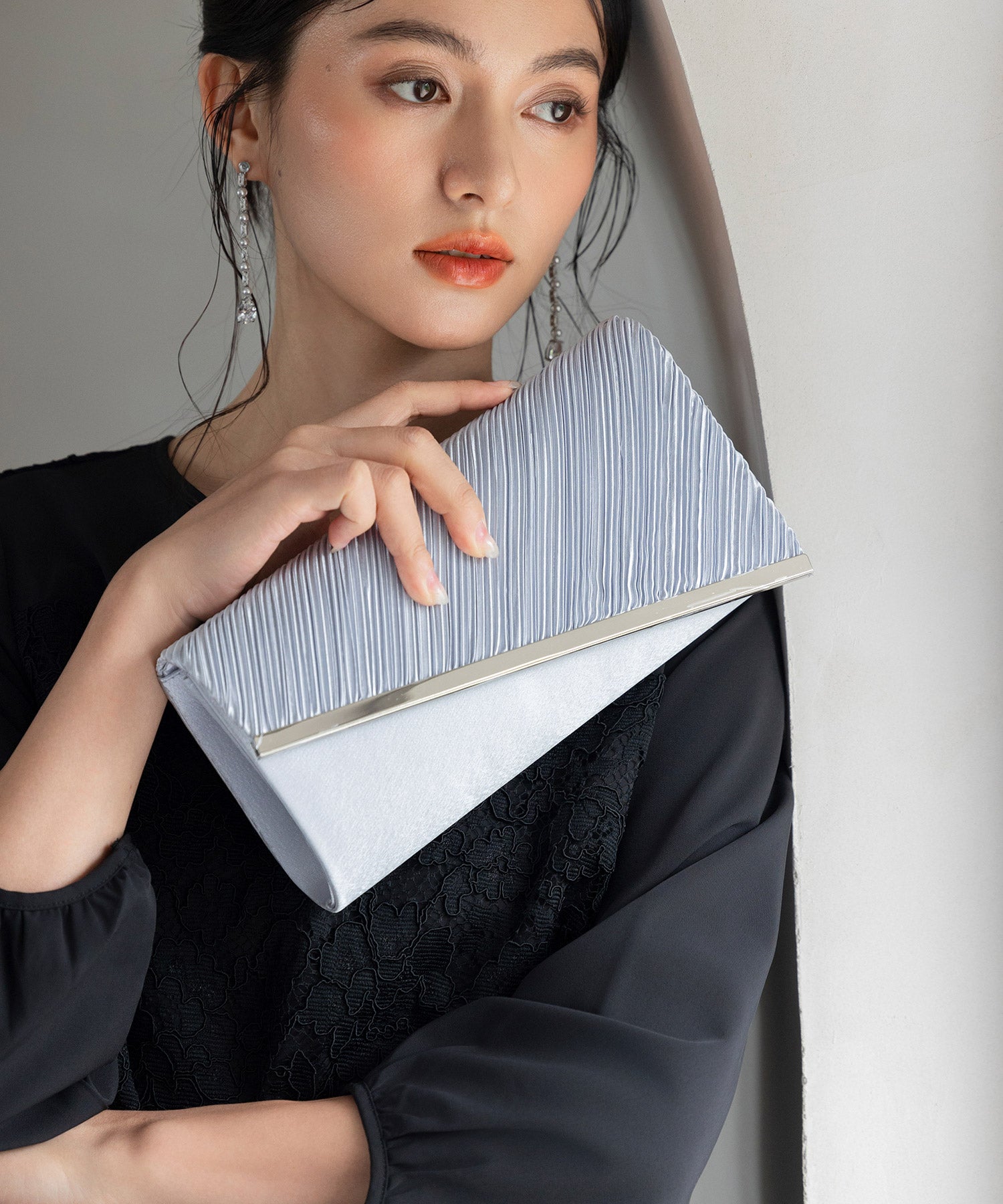 【結婚式・お呼ばれに使えるパーティーバッグ】ビジューラディアルサテンプリーツクラッチバッグcyb5531