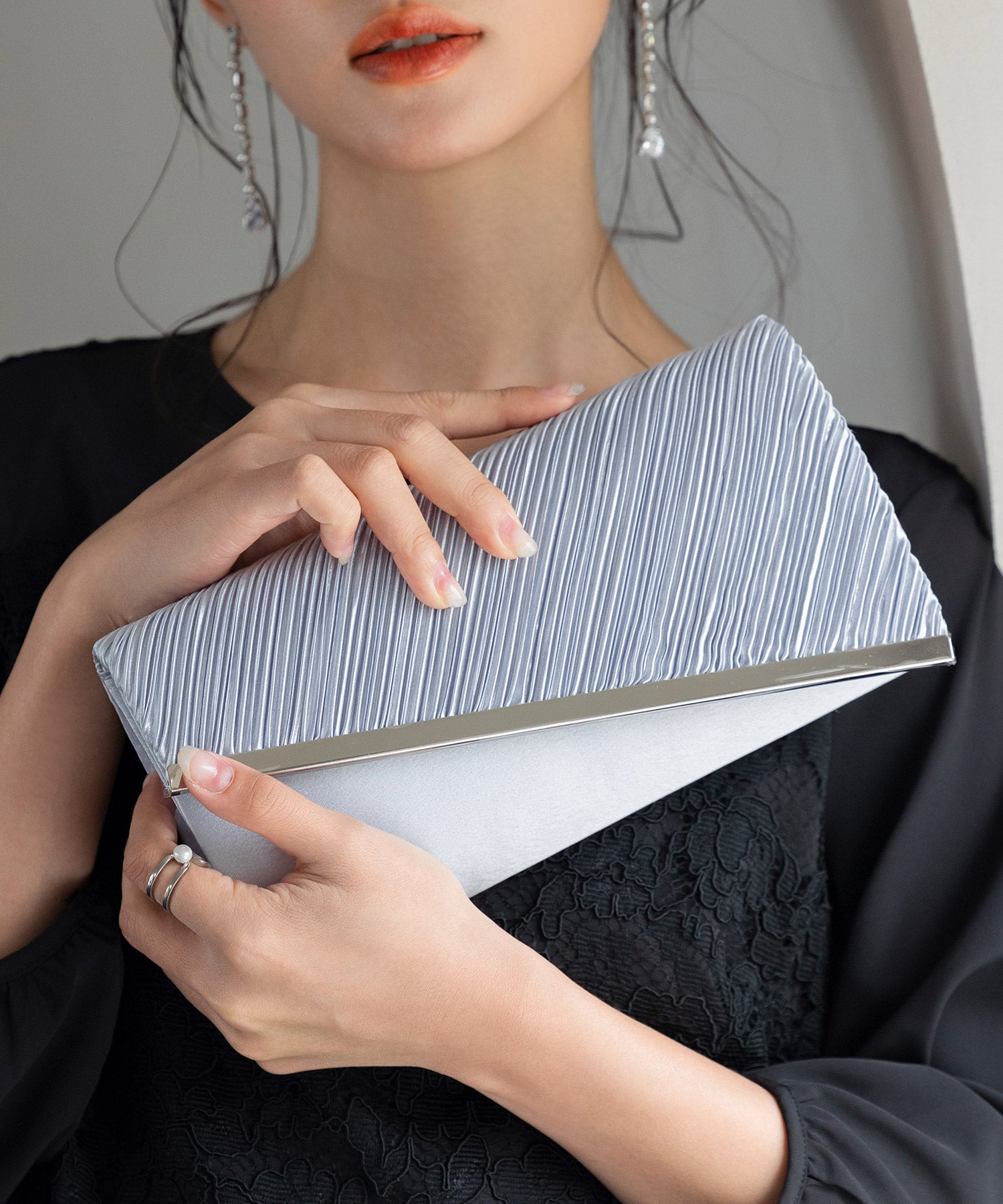 【結婚式・お呼ばれに使えるパーティーバッグ】ビジューラディアルサテンプリーツクラッチバッグcyb5531