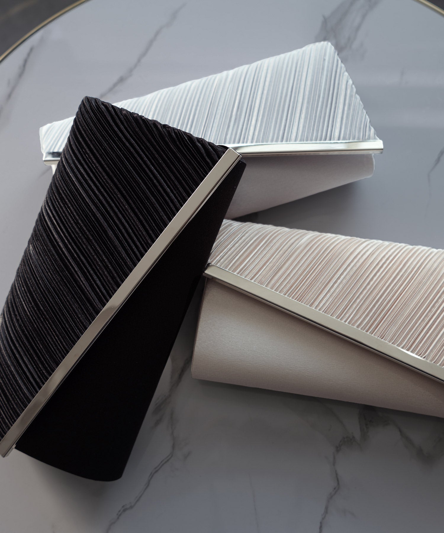 【結婚式・お呼ばれに使えるパーティーバッグ】ビジューラディアルサテンプリーツクラッチバッグcyb5531