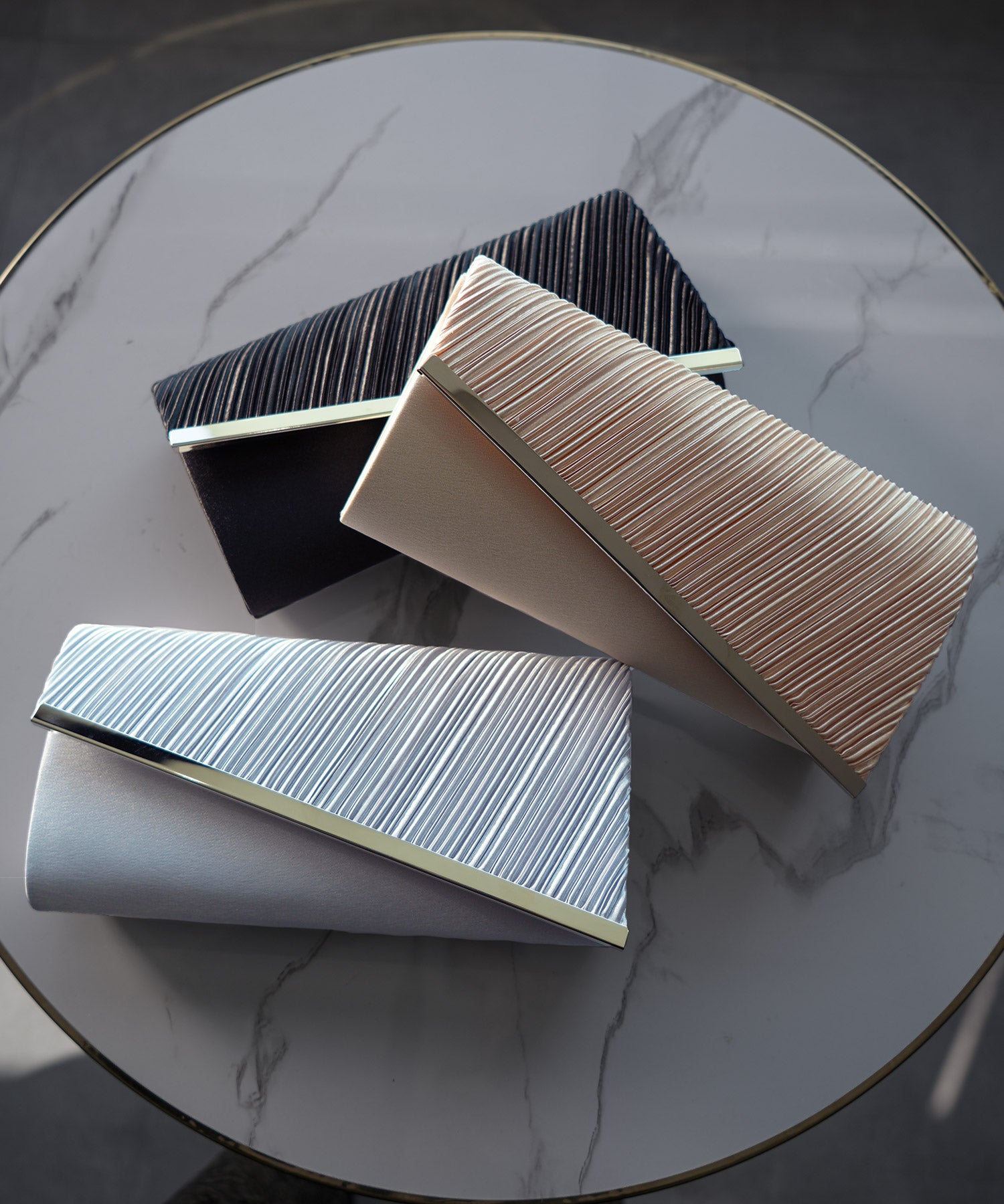 【結婚式・お呼ばれに使えるパーティーバッグ】ビジューラディアルサテンプリーツクラッチバッグcyb5531