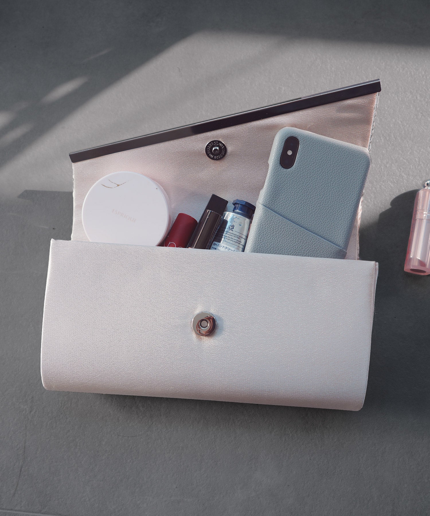 【結婚式・お呼ばれに使えるパーティーバッグ】ビジューラディアルサテンプリーツクラッチバッグcyb5531