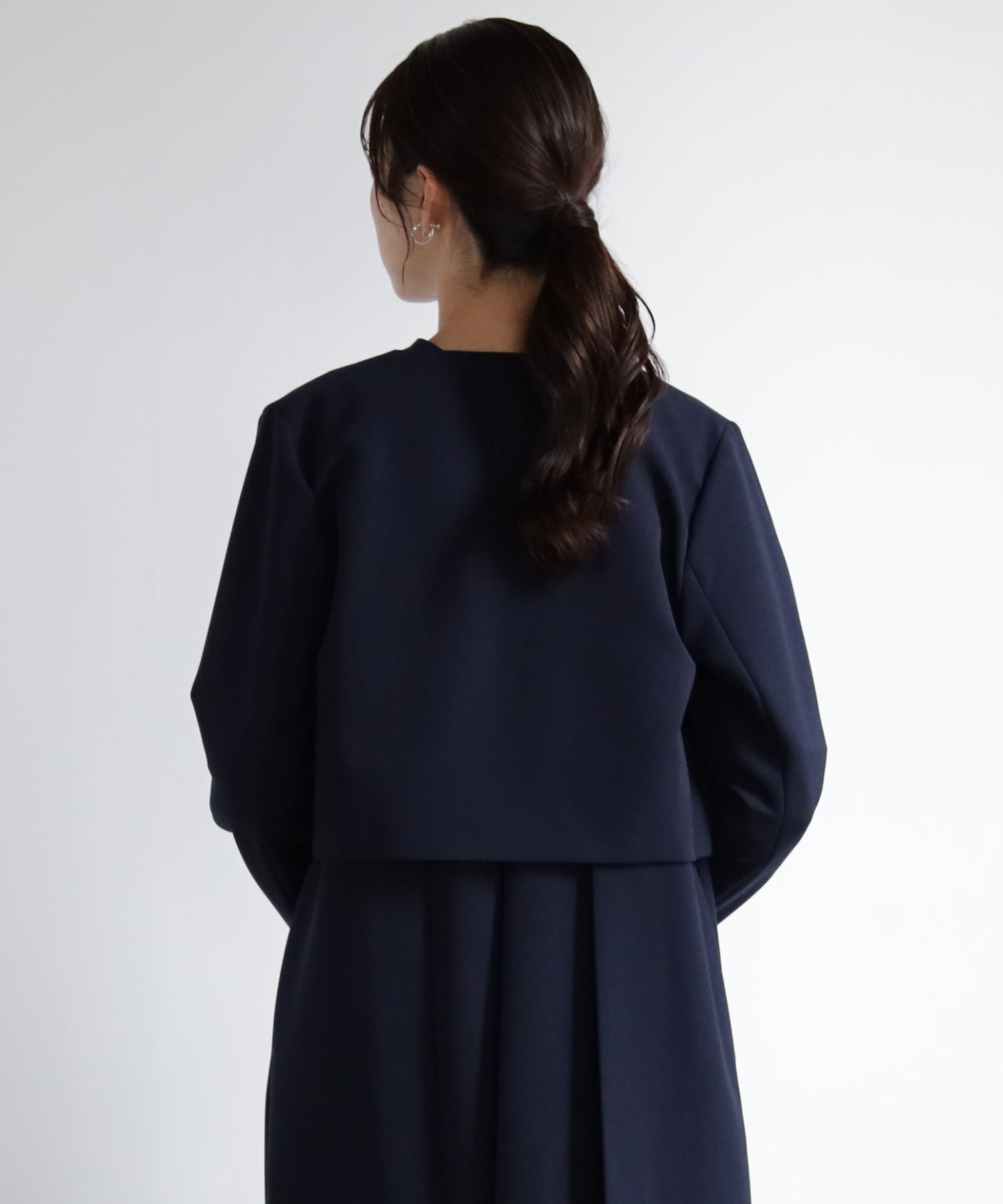 喪服にも使えるノーカラージャケット
dsy0140 ネイビー