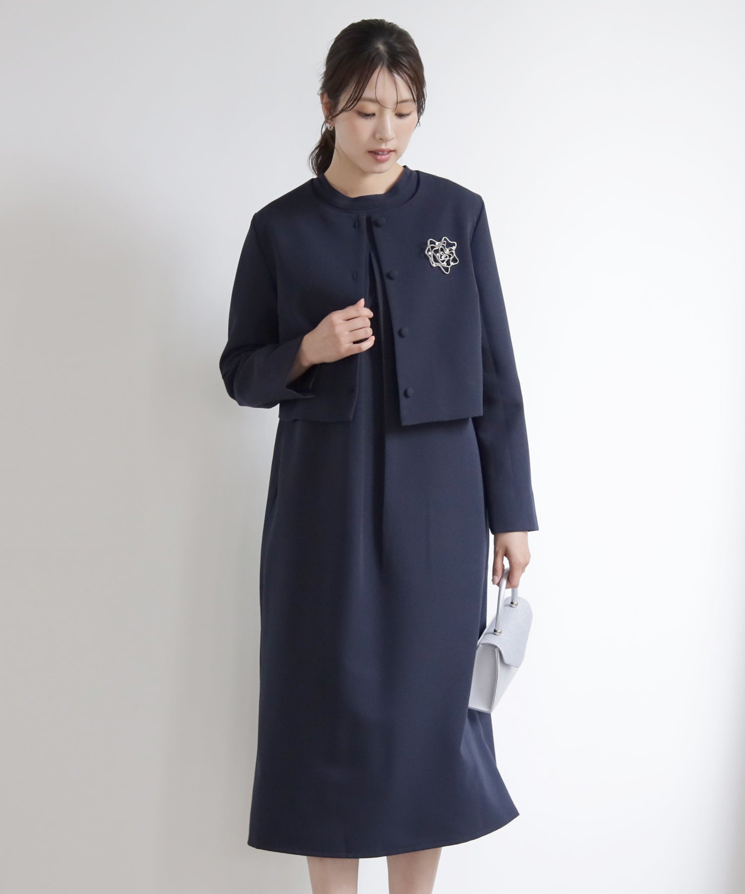 喪服にも使えるノーカラージャケット
dsy0140 ネイビー