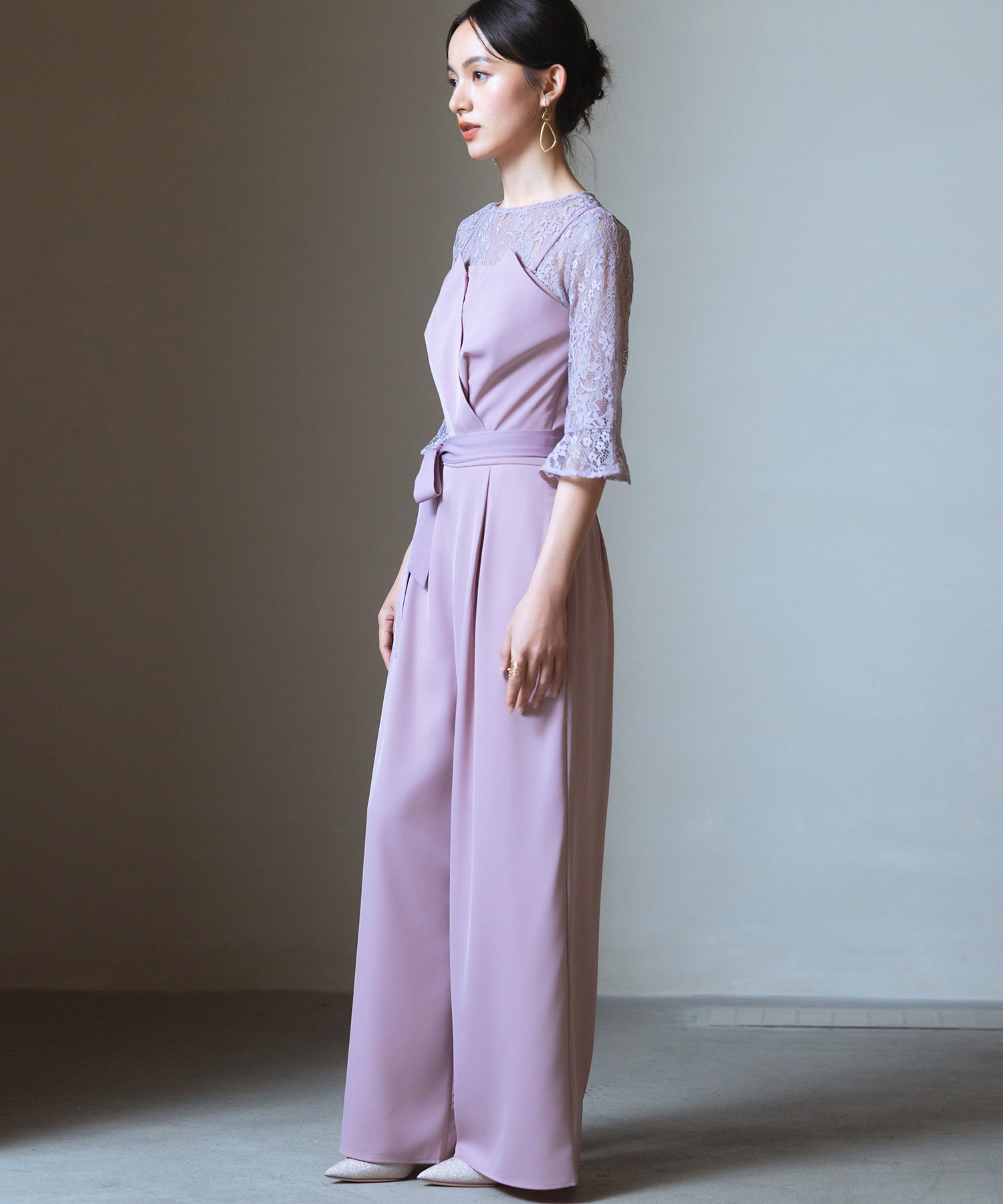 ドレスプラス DRESS+ レースブラウス  ジャンプスーツ セットアップ パンツドレス パーティードレス （ピンク） セール28%OFF】ドレスプラス DRESS+ レースブラウス ジャンプ