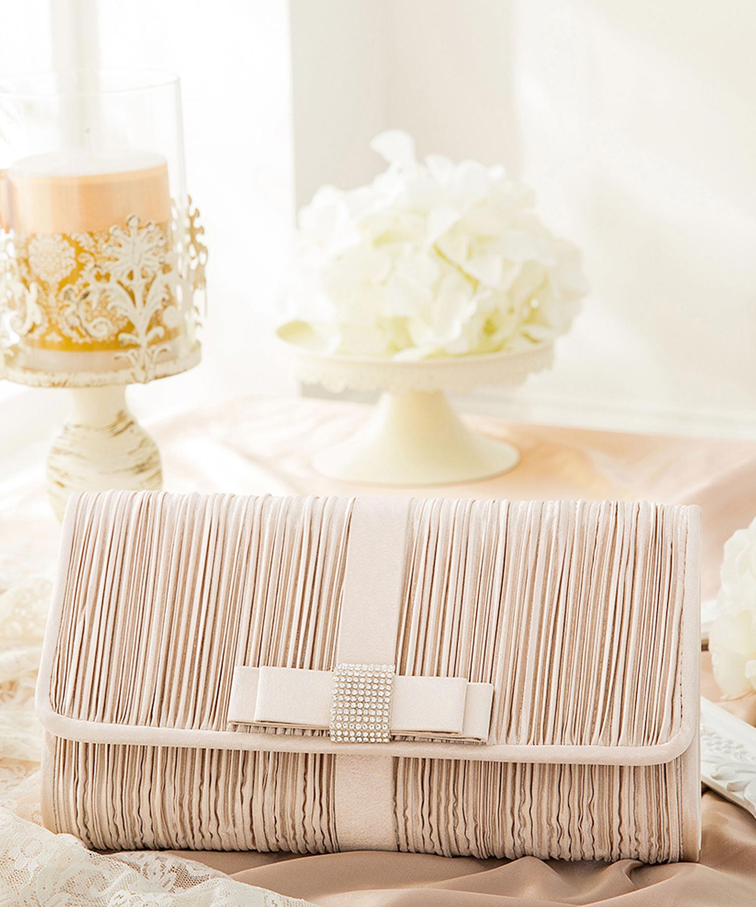 【結婚式・お呼ばれに使えるパーティーバッグ】ビジューラディアルサテンプリーツクラッチバッグcyb5528-f-apricot