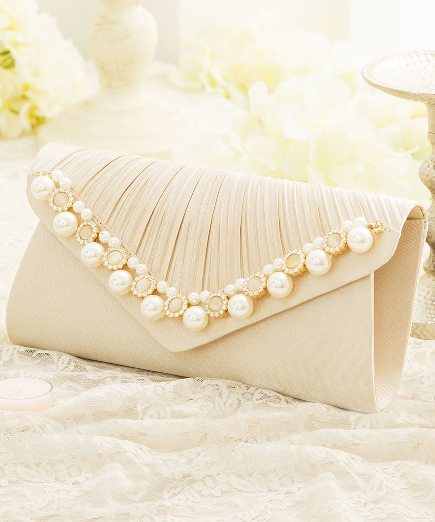 【結婚式・お呼ばれ対応パーティーバッグ】プリーツパールビジューレター型クラッチバッグcyb5532-f-beige