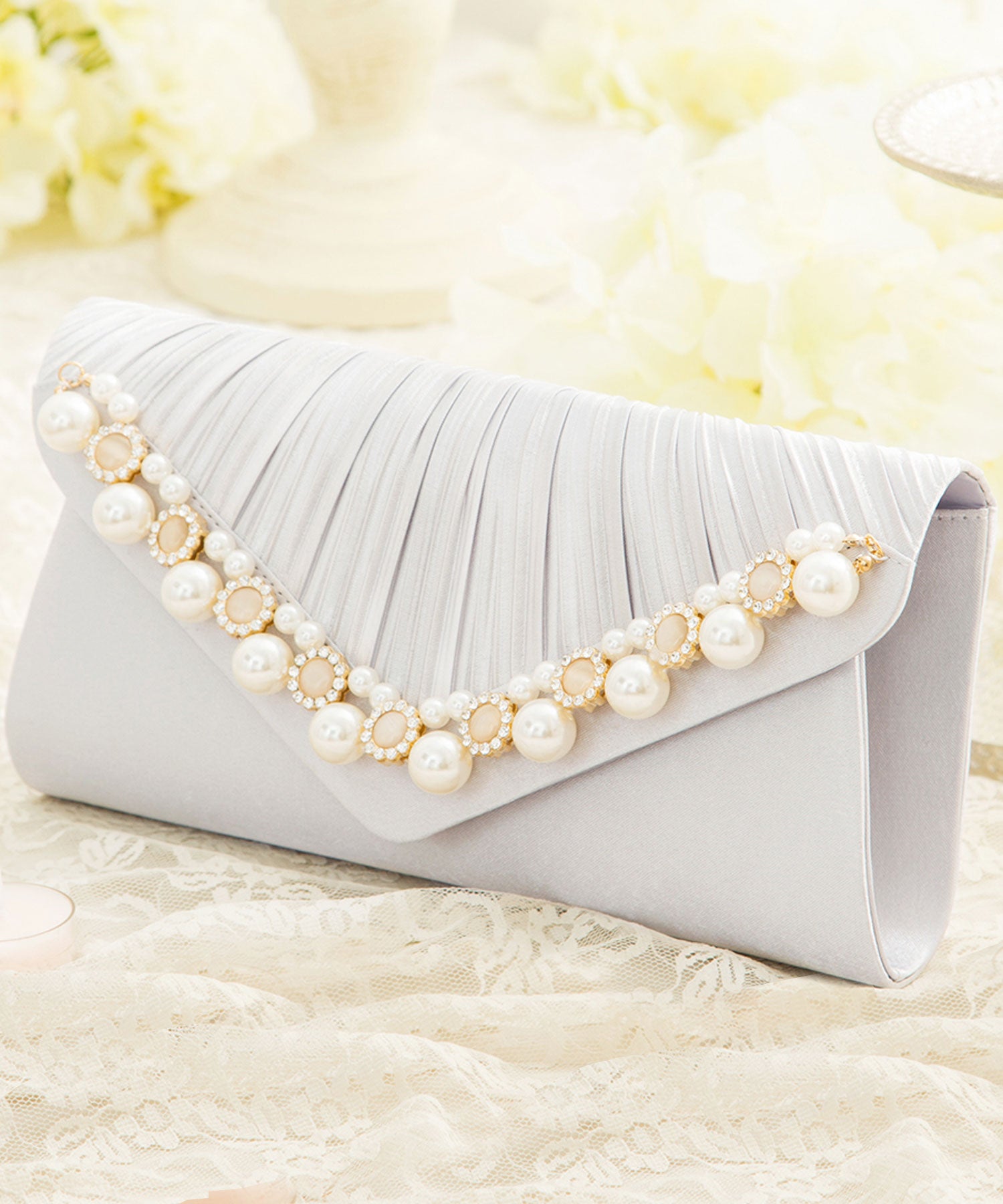【結婚式・お呼ばれ対応パーティーバッグ】プリーツパールビジューレター型クラッチバッグcyb5532-f-silver