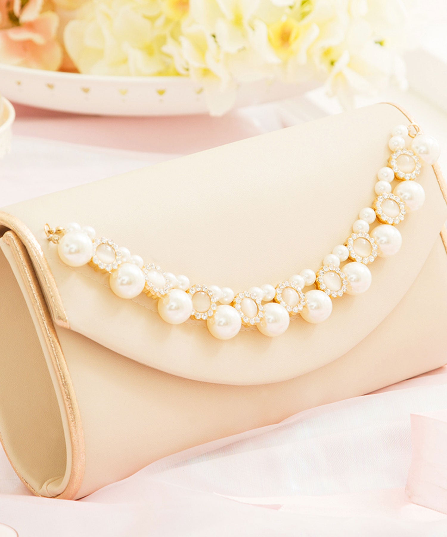 【結婚式・お呼ばれに使えるパーティーバッグ】パールビジューラディアルサテンクラッチバッグcyb5558-f-beige