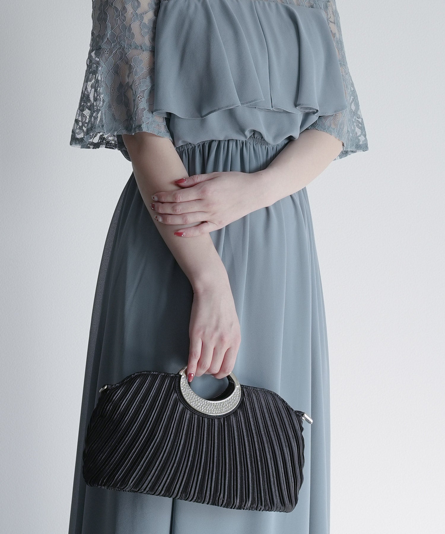 【結婚式・お呼ばれに使えるパーティーバッグ】ビジューラディアルサテンプリーツパーティークラッチバッグcyb5515