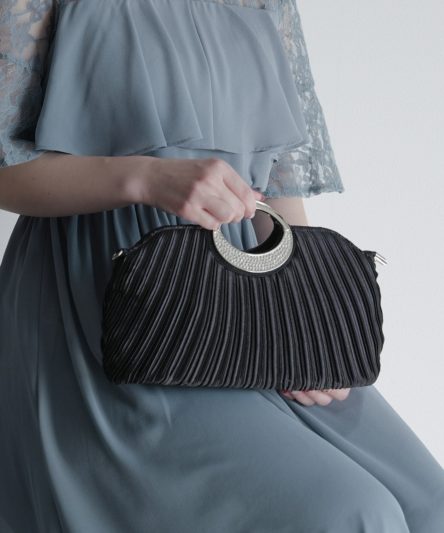 【結婚式・お呼ばれに使えるパーティーバッグ】ビジューラディアルサテンプリーツパーティークラッチバッグcyb5515