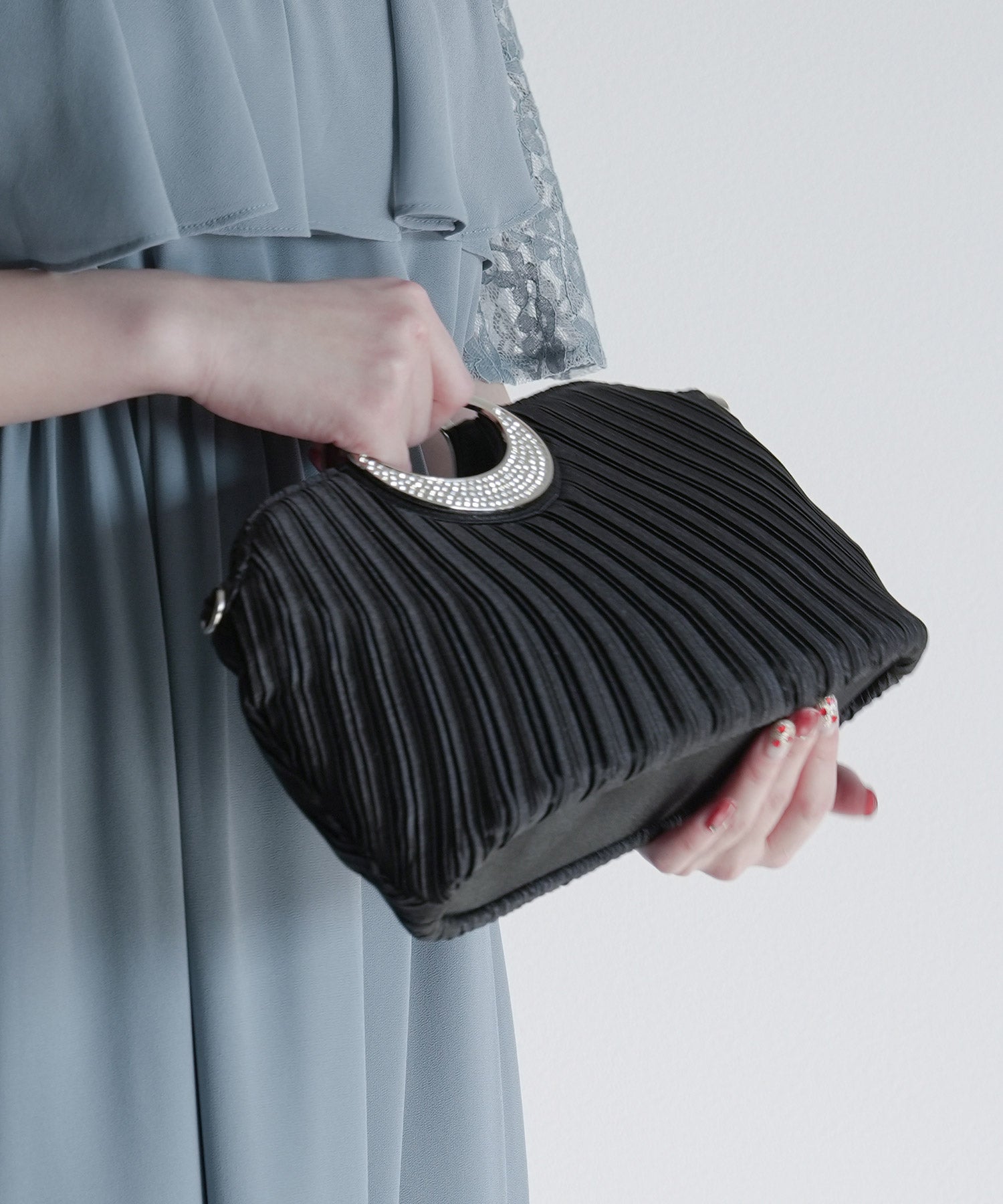【結婚式・お呼ばれに使えるパーティーバッグ】ビジューラディアルサテンプリーツパーティークラッチバッグcyb5515