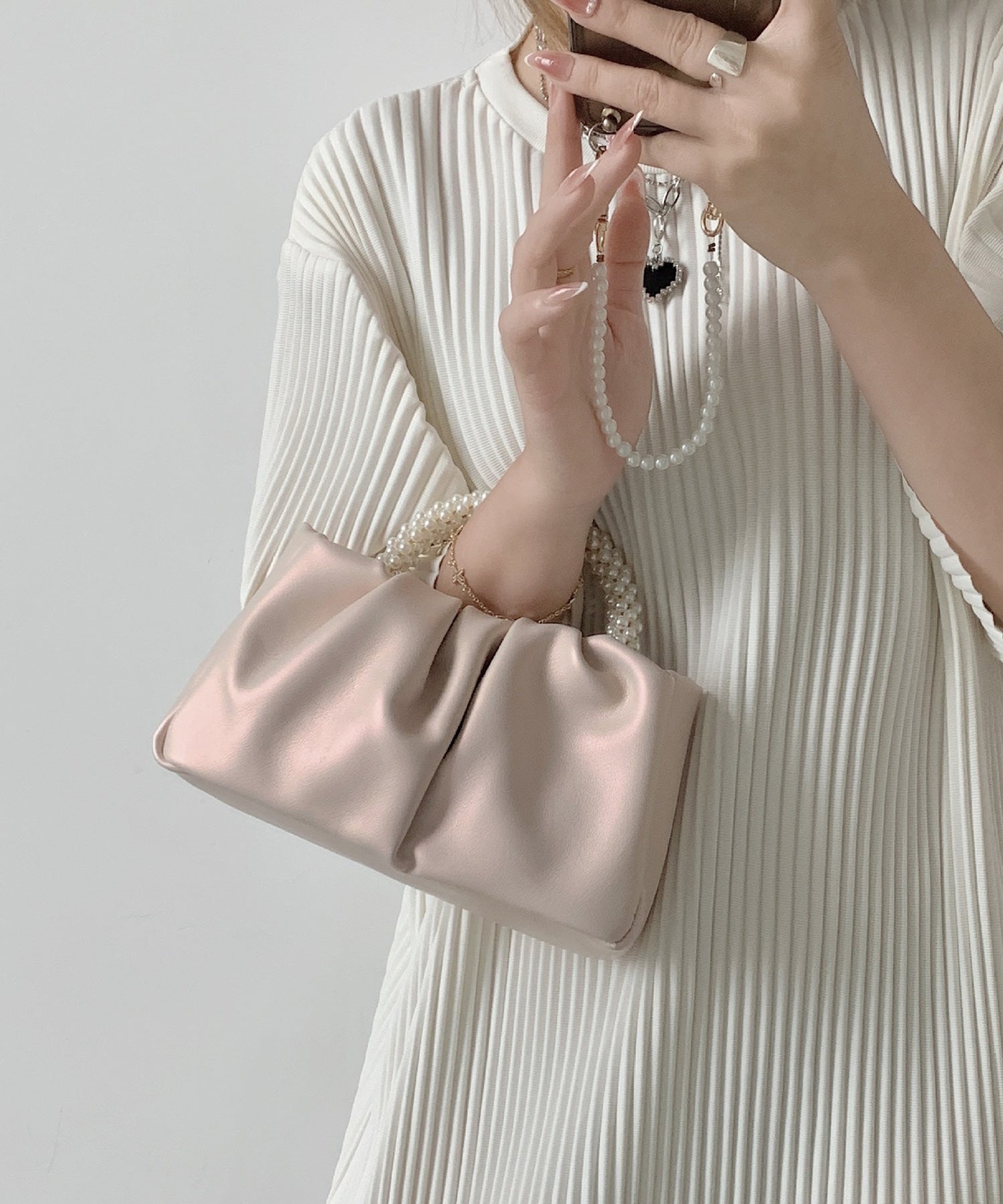 ギャザーデザインのパールハンドル付きバッグ dsb0020-101-26