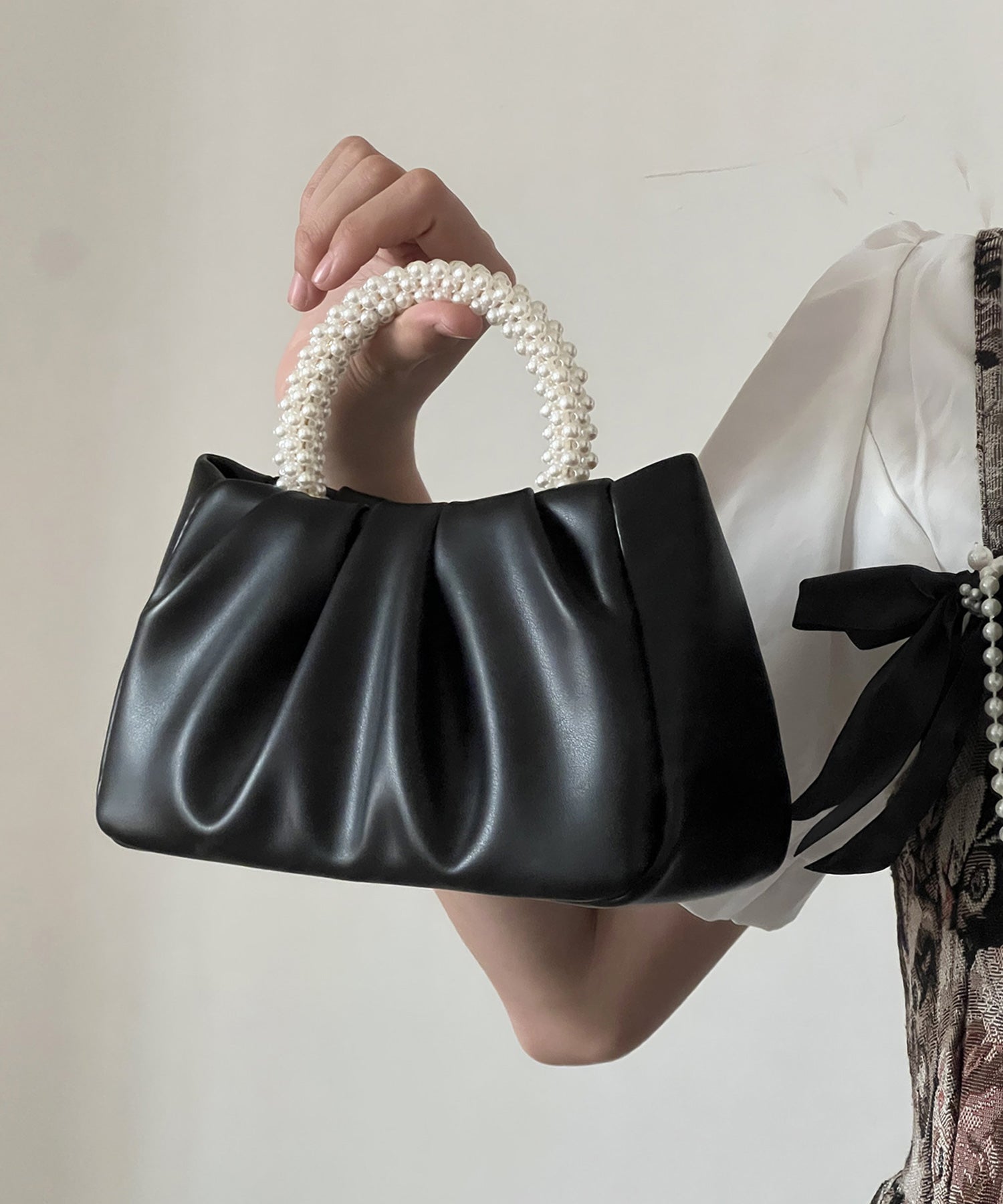 ギャザーデザインのパールハンドル付きバッグ dsb0020 ブラック