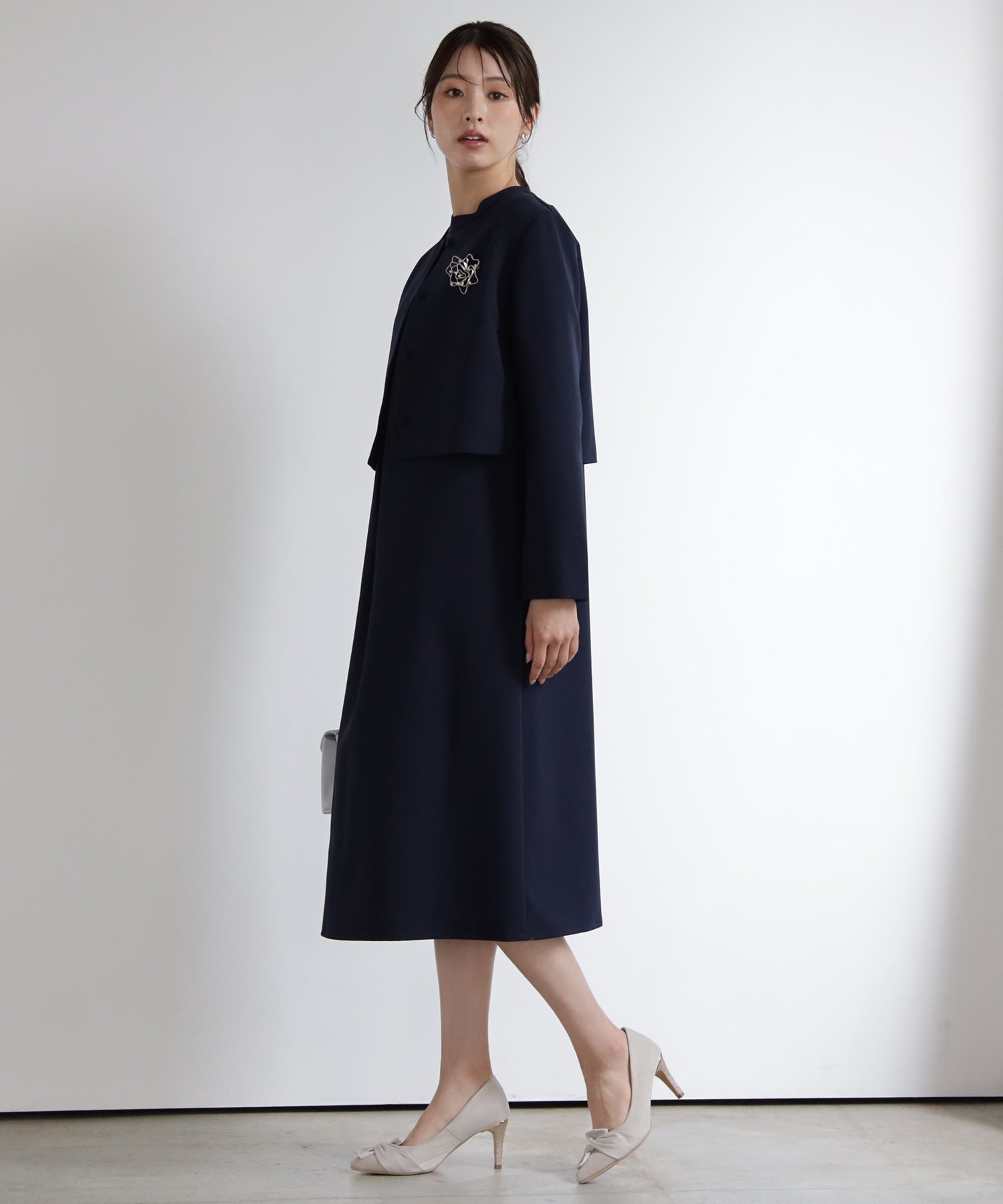 喪服にも使えるノーカラージャケット







dsy0140 ネイビー