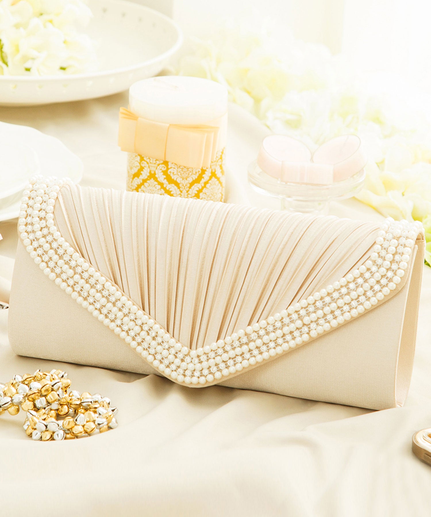 【結婚式・お呼ばれに使えるパーティーバッグ】プリーツラインパール＆ストーンパーティークラッチバッグcyb5536-f-beige